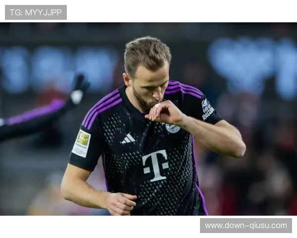 拜仁绝平美因茨，凯恩点射后与队友相拥庆祝展现领袖风范。